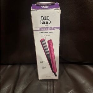 BedHead Groupie Mini Ceramic Crimper in Bright Pink